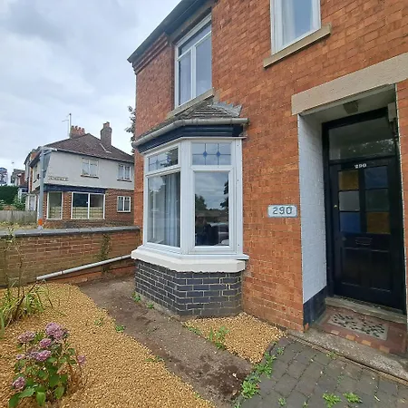 Huge 4 Bed In The Heart Of Kettering Villa Exterior photo