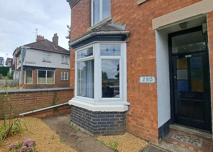 Huge 4 Bed In The Heart Of Kettering