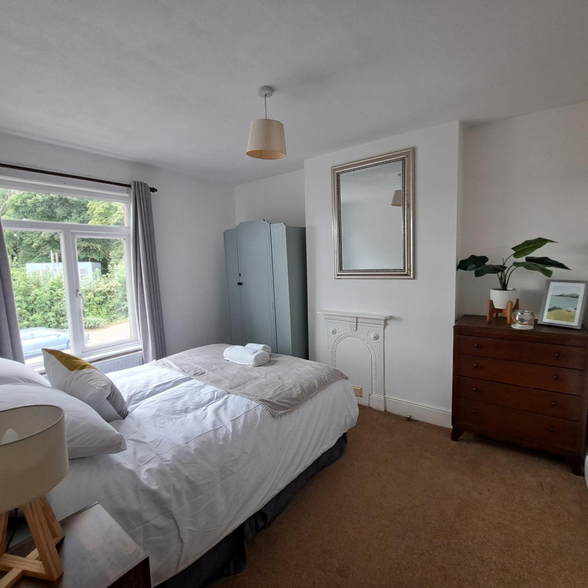 Huge 4 Bed In The Heart Of * Kettering