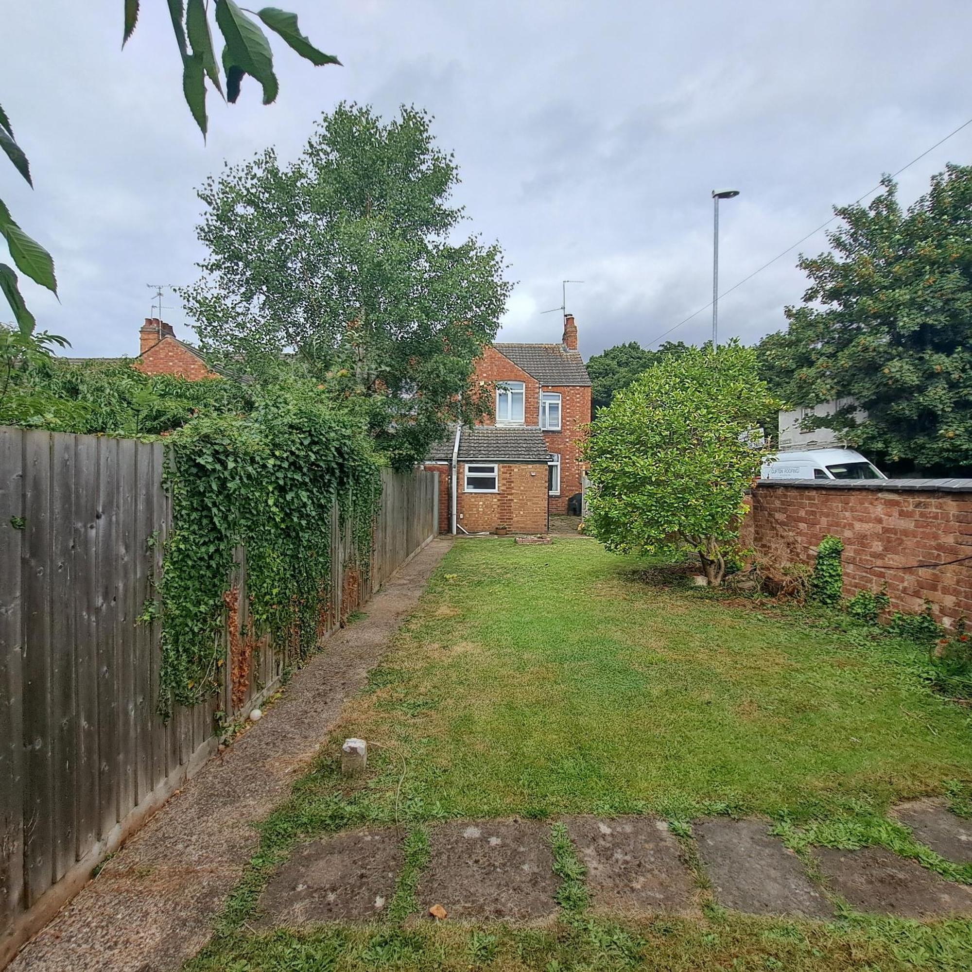 Huge 4 Bed In The Heart Of * Kettering