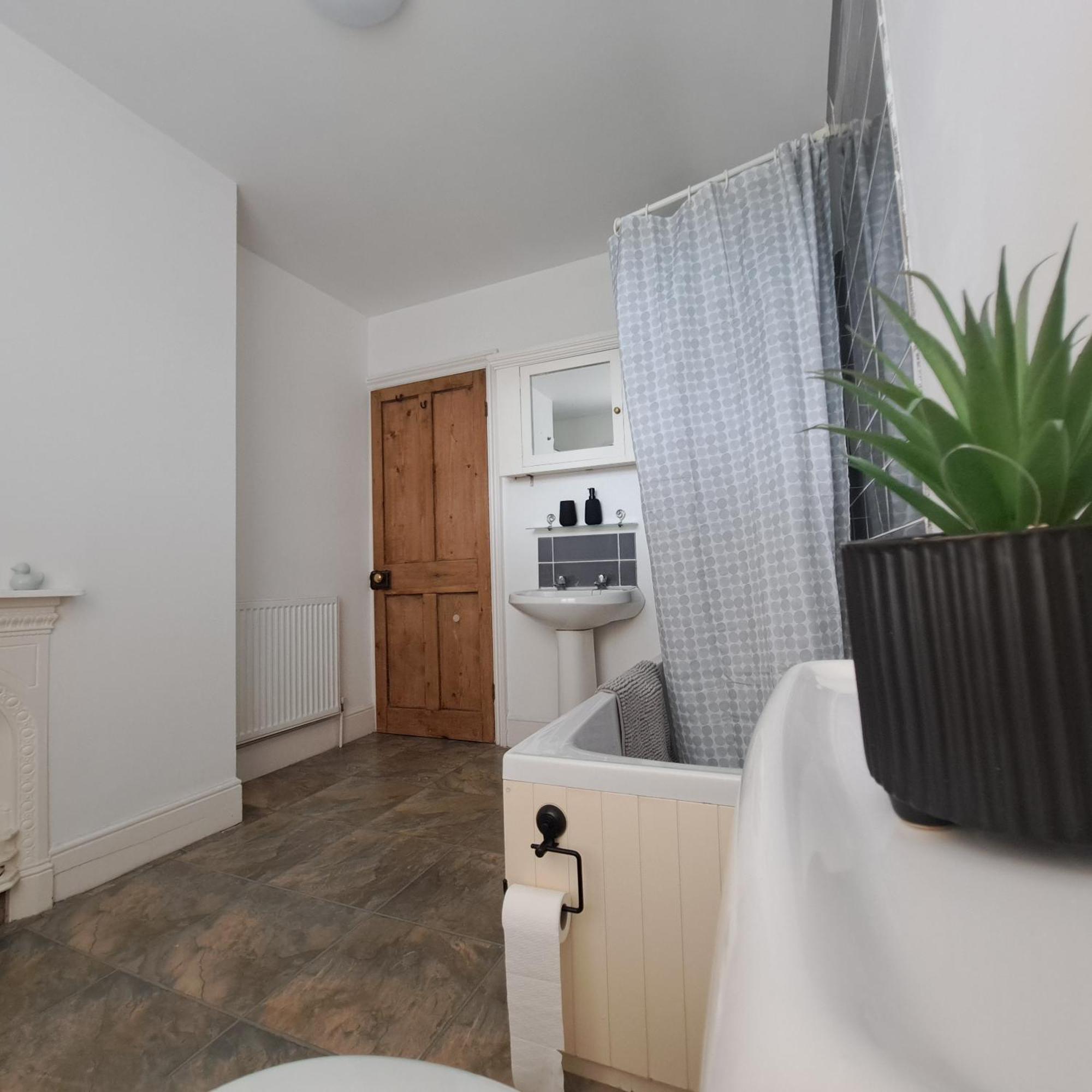 Huge 4 Bed In The Heart Of Kettering
